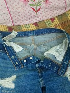 Distressed Levi&#39;s Jeans