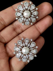 Reena Ad Pearls Neckset