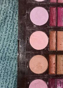 50 Eyeshadow 10 Lip glosses 5 Blushes