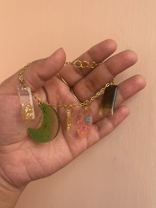 Five charms Resin bracelet