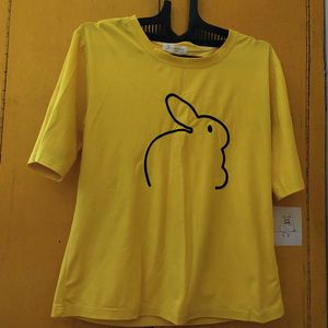 Women&#39;s Round Neck Yellow T-shirt