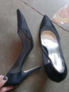 CAPARROS Women&#39;s Pointed Toe Black Wedges