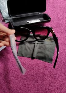 Chic Black Cat-Eye Sunglasses