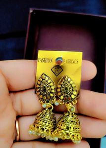 Alluring Golden Jhumki