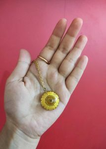 Resin Pendant With Daisy Flower