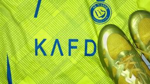 Al Nassr FC #7 Yellow Football Jersey with Boots