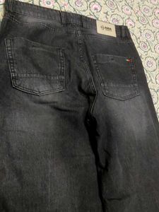 Men lightly washed baggy fit jeans
