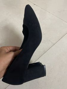Black Pumps