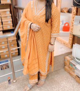 📌Sale📌Orange suit and pant with chunni.