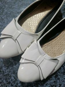 White Flats with Bow - Size 6