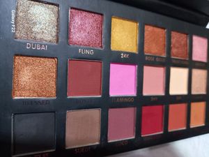 Huda Beauty Eyeshadow Palette(DUPE)