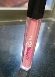 HUDA BEAUTY LIQUID LIPSTICK                               Shade - Gossip Gurl