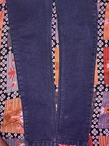 it’s a light wieght stretchable navy blue jeans ..