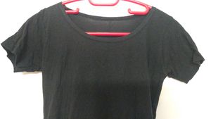 BLACK T SHIRT.