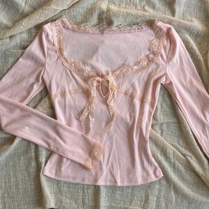 🎀NewMe Light Pink Lace Fitted Top🎀
