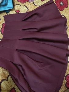 Minny Skirt With Side Chain And Little Stretchable