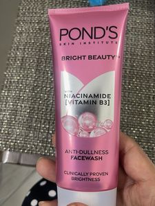 Pond&#39;s Bright Beauty Facewash