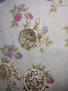 Earing And Tika