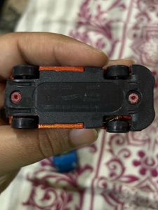 4 Hot wheels 1 toy car
