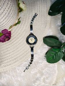 🎊🥳Buy One Get 1 Free🥳🎊Guess Vintage Watch