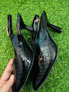 Chic Black Slingback Heels