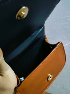 DRESSBERRY SLING BAG