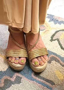 GOLDEN HIGH HEELS 👠