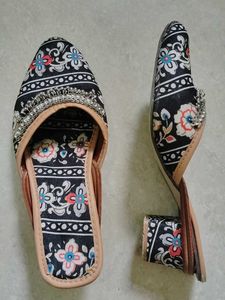 Floral Embroidered Women&#39;s Flats