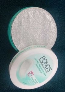 Pond&#39;s Light Moisturiser