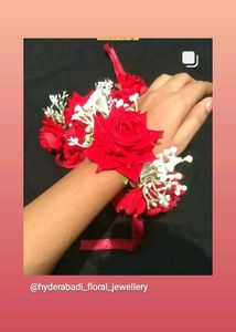 Hands Gajre Roses