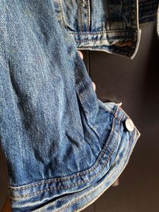 Cropped Blue Denim Jacket (Levi’s Style)