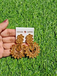 gold-toned floral design chandelier earrings with