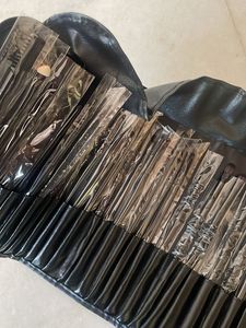 Brand New 34 Makeup Brush Complete Set