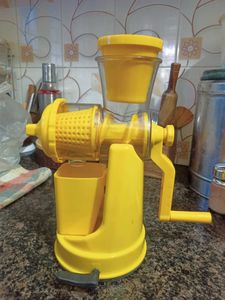 Portable Fruit and Vegetable Manual Hand Juicer