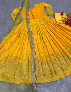 FULL VELVET GOWN SET..💛