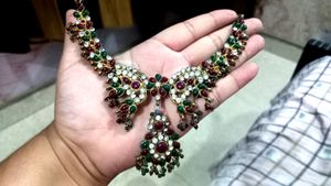 Necklace Green+mehroon Colour