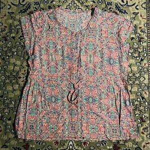 Abstract Short-sleeved top with a drawstring