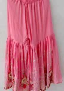 Srara, Gown