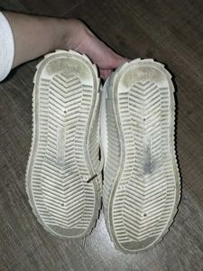 Casual white stud shoes