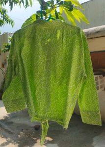 Green Patterned Tie-Front Top 💚🌿
