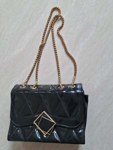 Chic Black Quilted Shoulder Bag 💚