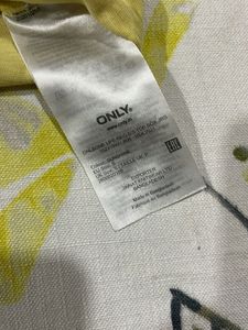 Round Neck Self Print T-shirt Small Size Half Slev