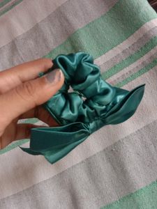 Price Reduced!!Hair Bow with 2 scrunchies