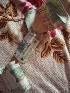 a 5 ruppes ban note