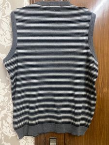 XL/XXL Grey Stripped Cut Sleeves Sweater For Men