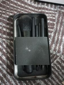 MAC 7 Make Up Brush Set In Black Colour