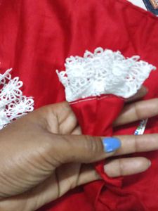 hand met red and white colour