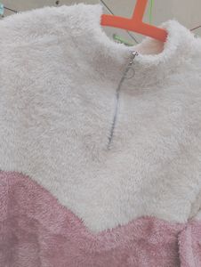 SWEATSHIRT WITH A STYLISH SILVER ZIPPER