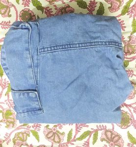 A blue jeans with belt