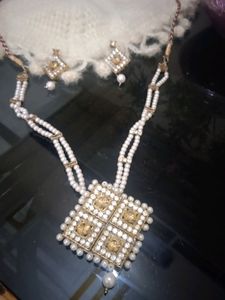 Jwellery Set With Matching Light Weight Earrings